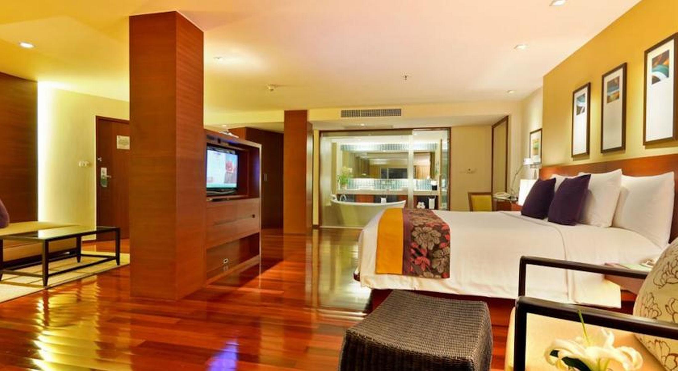 Radisson Red Phuket Patong Beach Екстер'єр фото