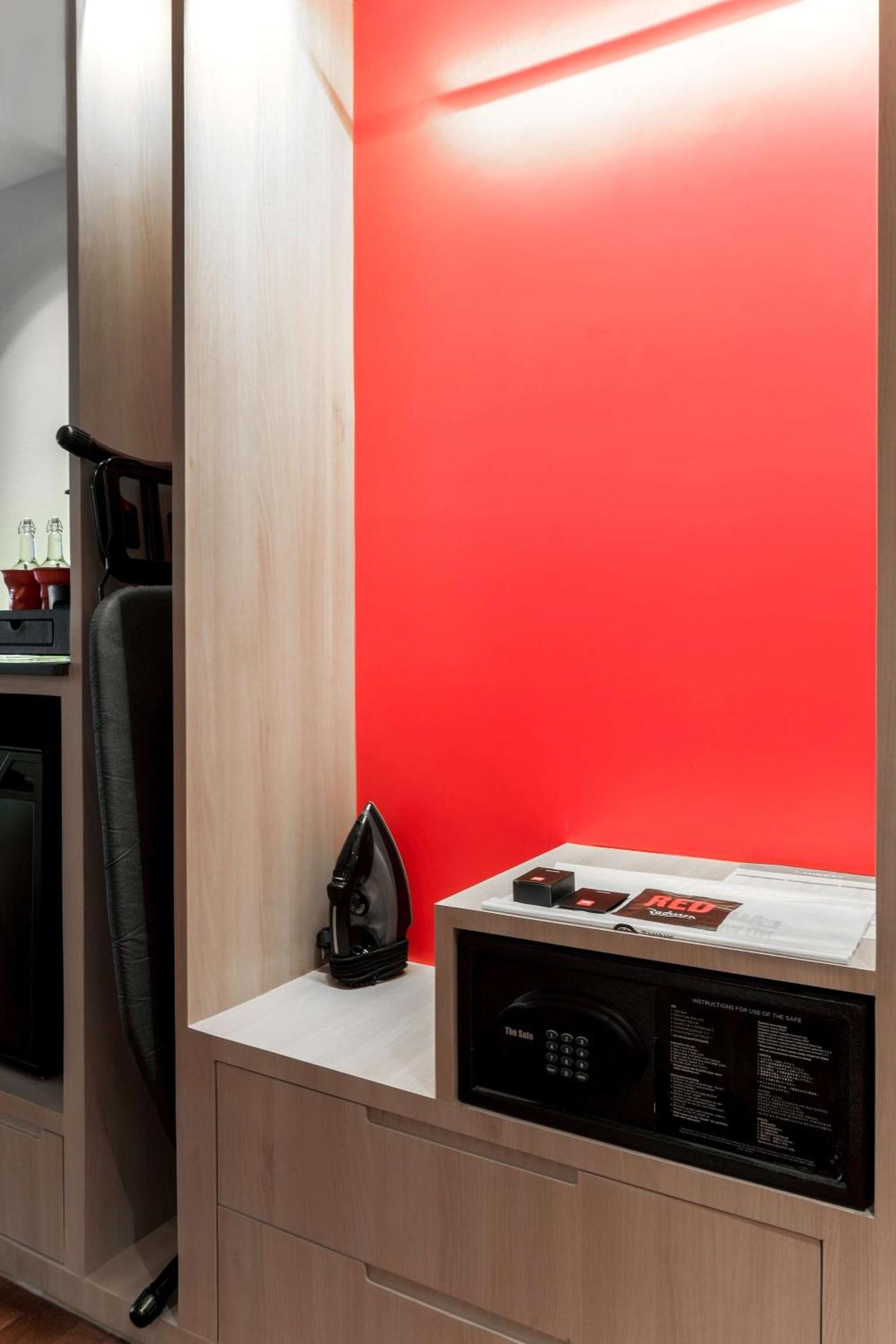Radisson Red Phuket Patong Beach Екстер'єр фото